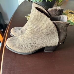 OTBT Tan boots. Worn once or twice! Excellent condtion.